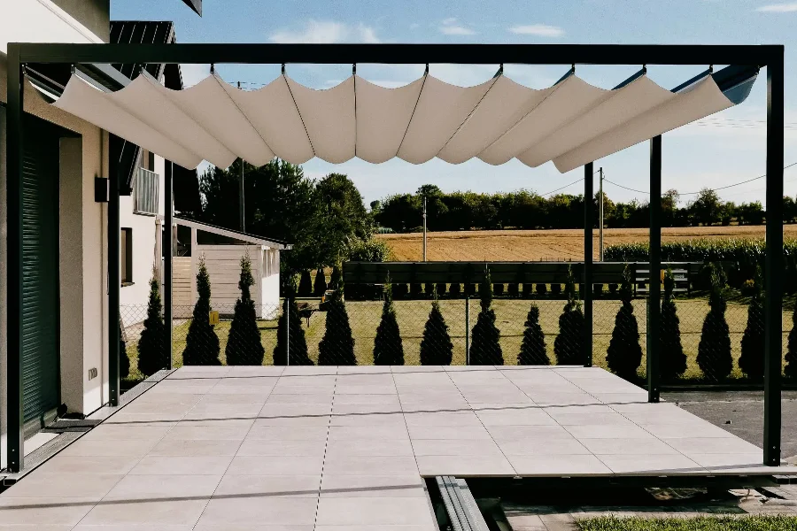 Nowoczesna pergola Palermo – aranżacja strefy relaksu (widok 2)