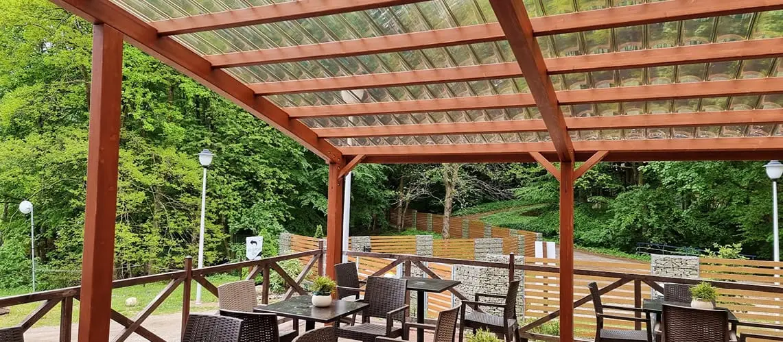 Co należy wziąć pod uwagę, decydując się na drewniane zadaszenie ogródka w restauracji?